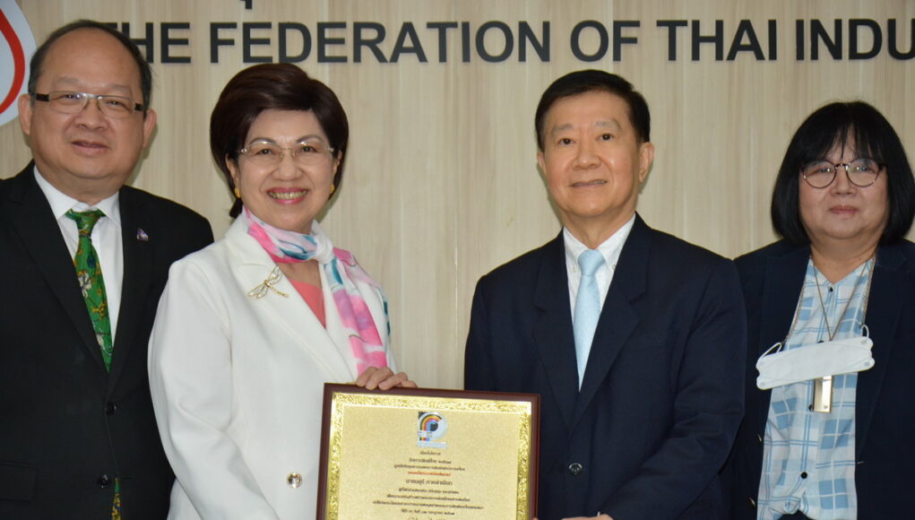 คุณมยุรีรับโล่เชิดชูเกียรติทุ่มเทพัฒนาบรรจุภัณฑ์